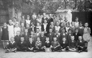 III.třída obecné školy s učitelkou Bohumilou Loukotkovou, 1929