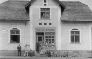 Četnická stanice a obchod u Součků